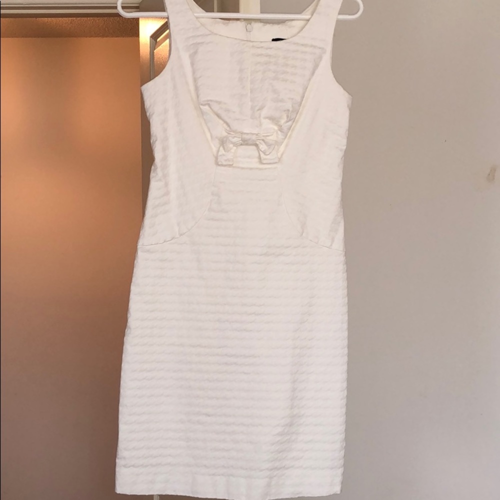 White sleeveless dress houndstooth design